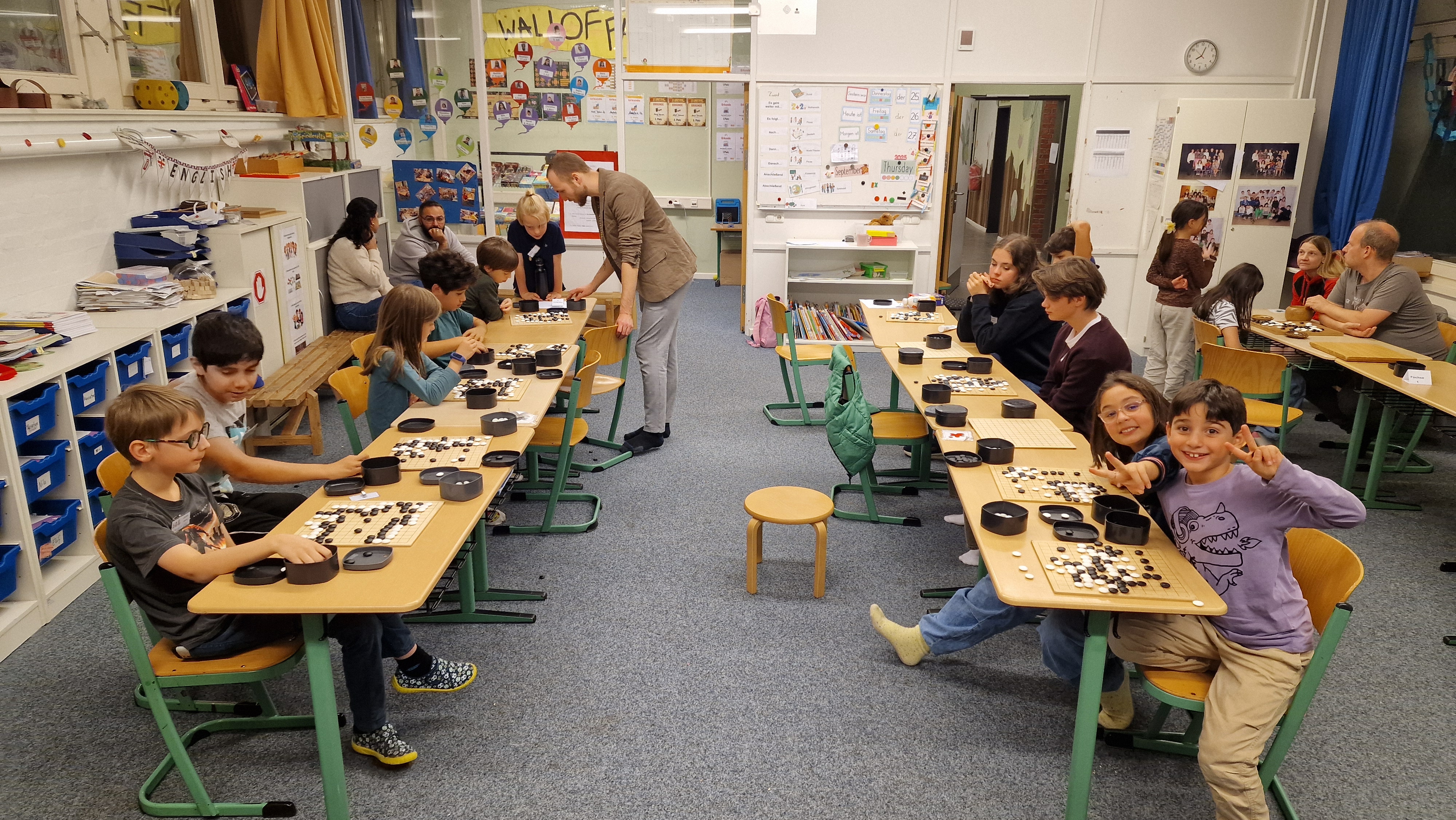 Jonas Welticke spielt Simultanpartien